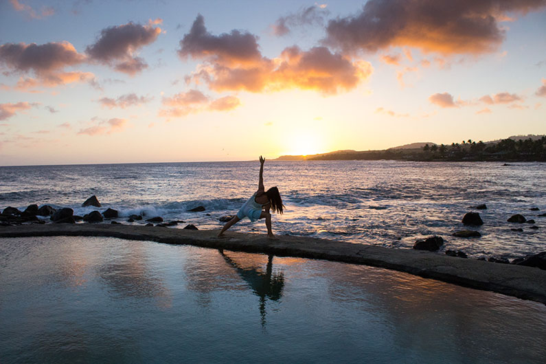 yoga og mindfulness paa stranden i solnedgang